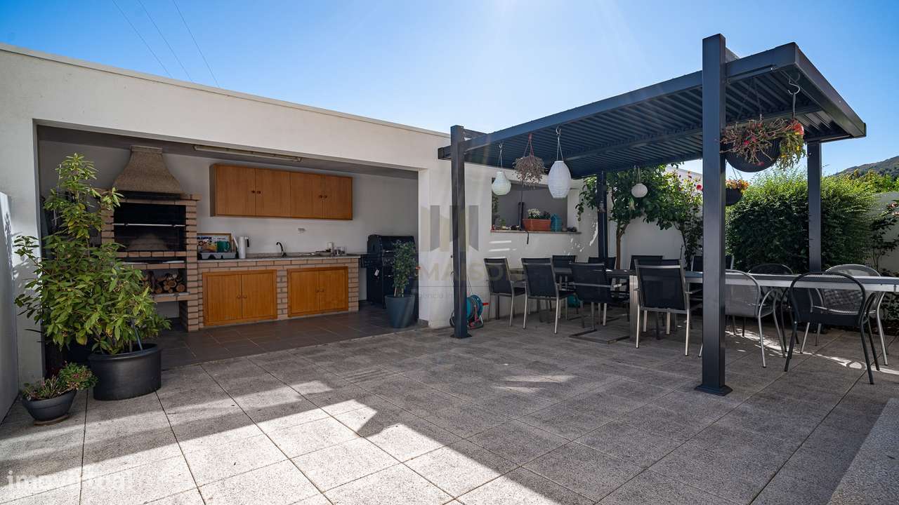 Moradia T4 de Luxo / Centro de Lamego / Jardim e Garagem-26