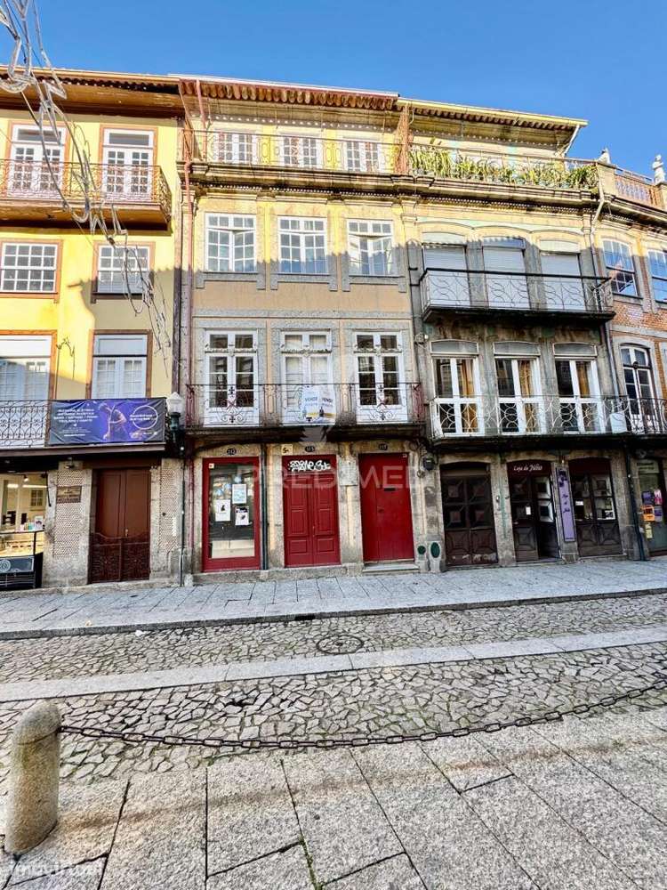 PRÉDIO NO CENTRO DA CIDADE GUIMARÃES - Grande imagem: 2/25