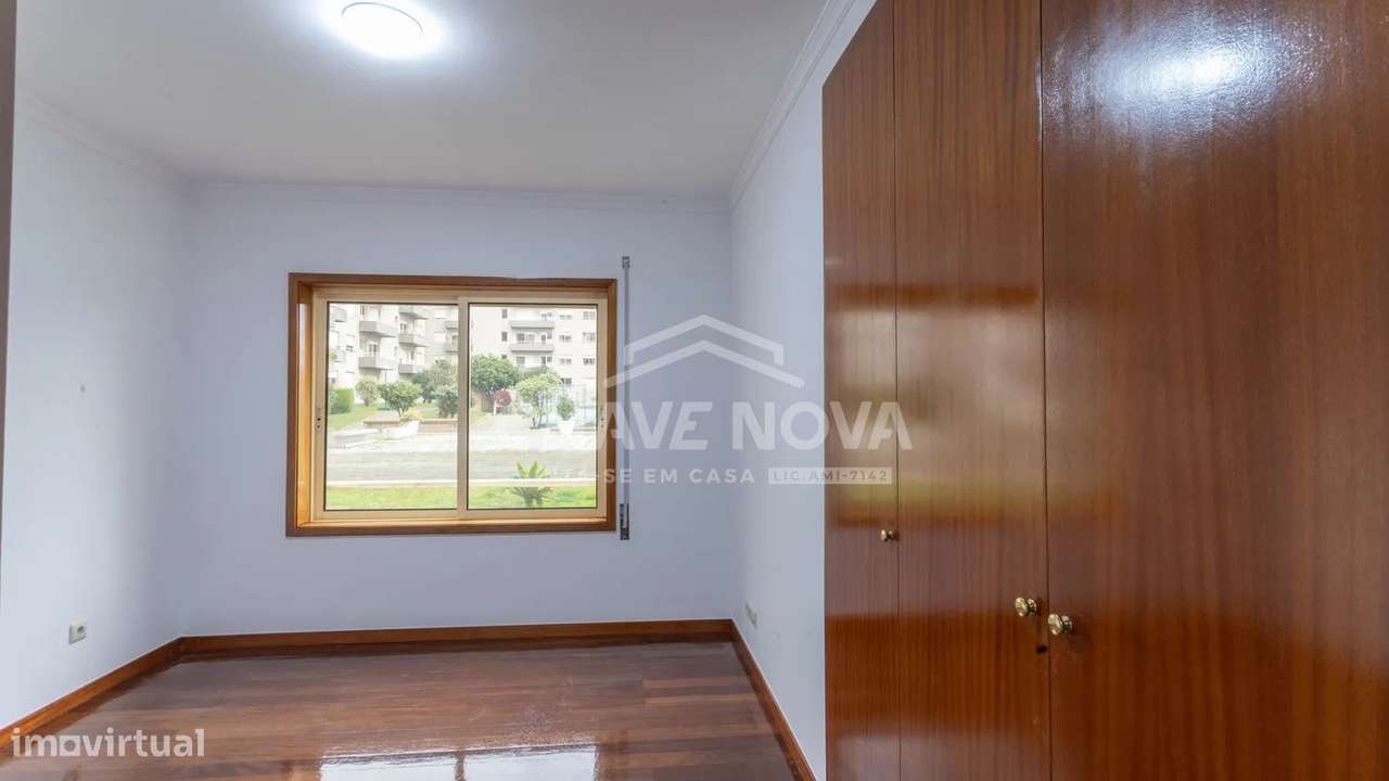 T2 2 FRENTES TOTALMENTE RENOVADO COM LUGAR DE GARAGEM - CANIDELO-10
