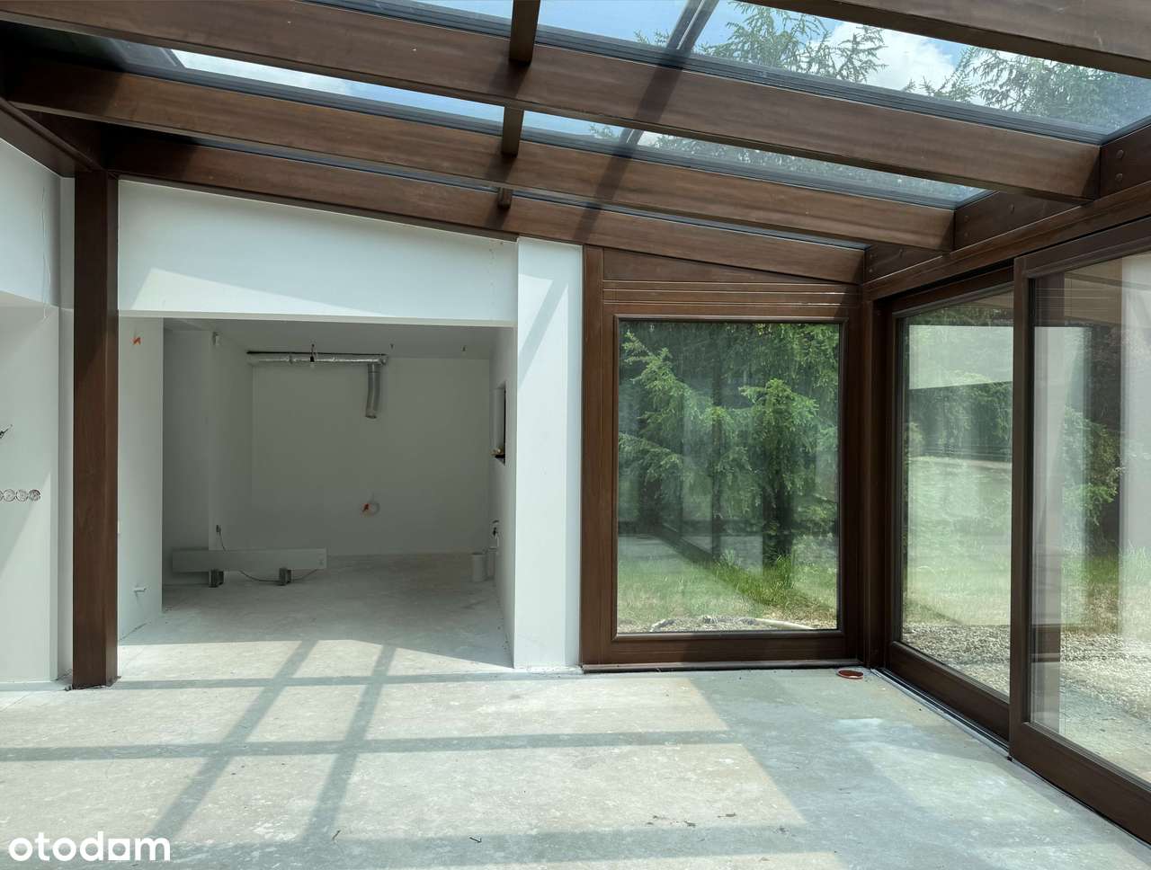 Dom z ogrodem zimowym i domkiem dla gości-12