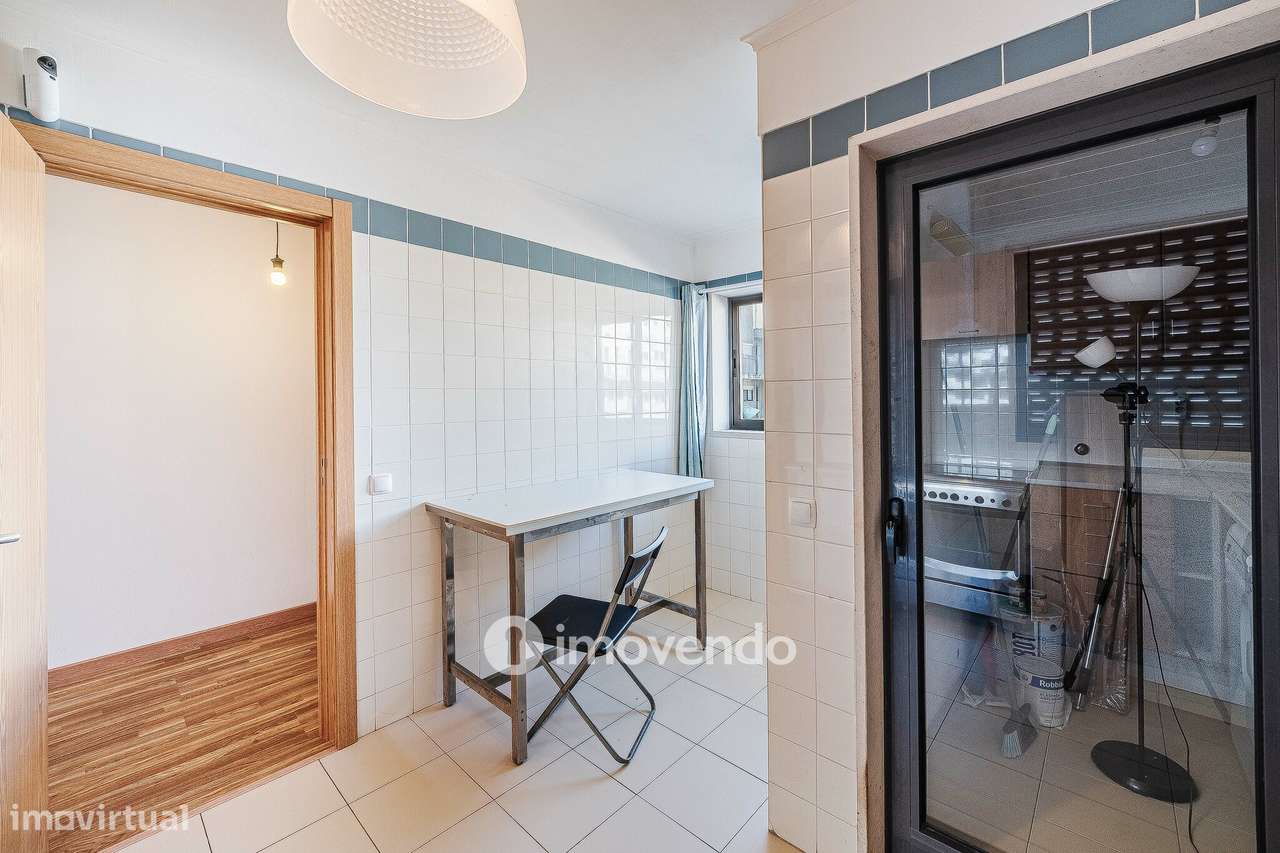 Apartamento T2 com cozinha equipada e estacionamento, na Ameixoeira-10