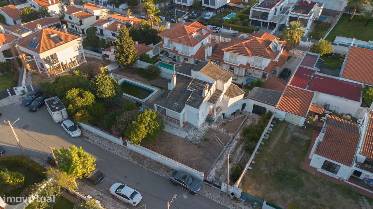 Moradia para Remodelar em Terreno de 1.000m² na Prestigiada Zona da Ma-4