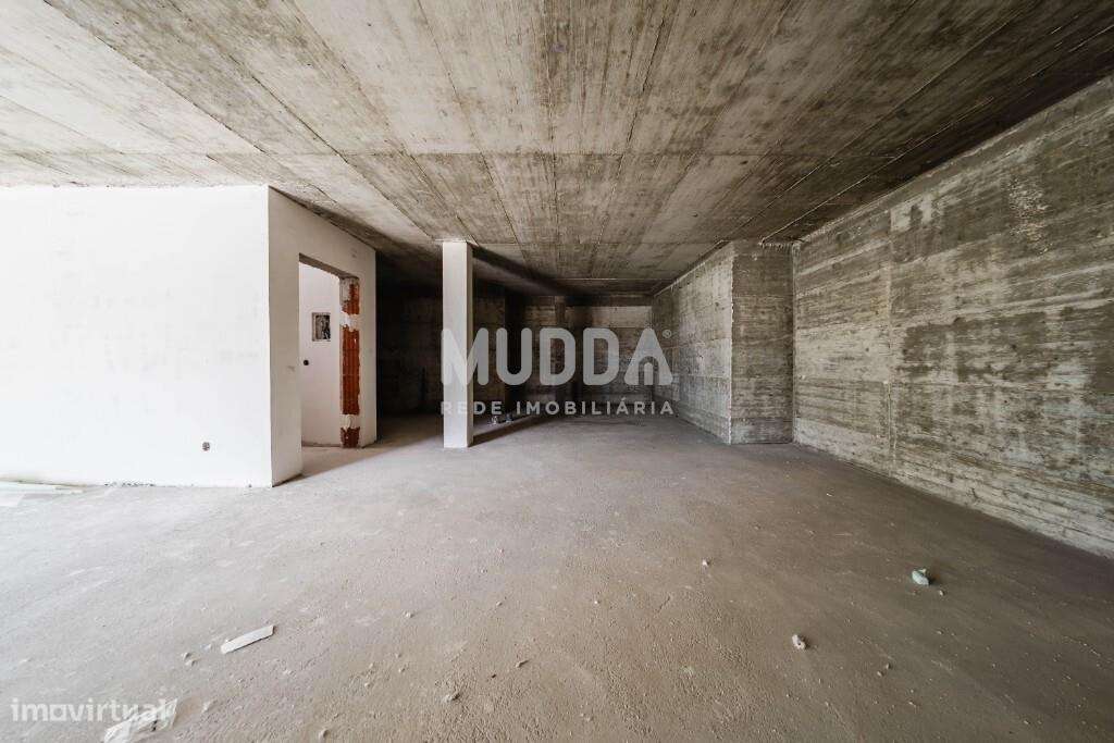 Moradia isolada de design contemporâneo nos Casais Mestre Mendo-16
