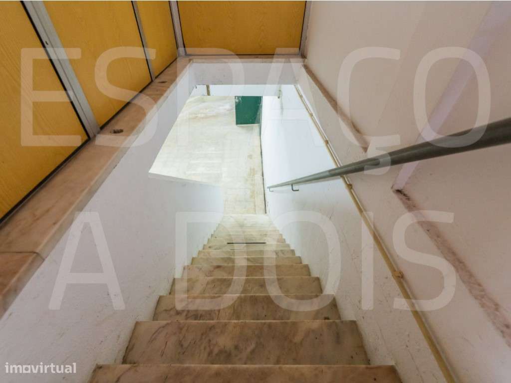 Armazém Amplo; com 2 Pisos! Boa Localização, próximo do Centro da A...-23