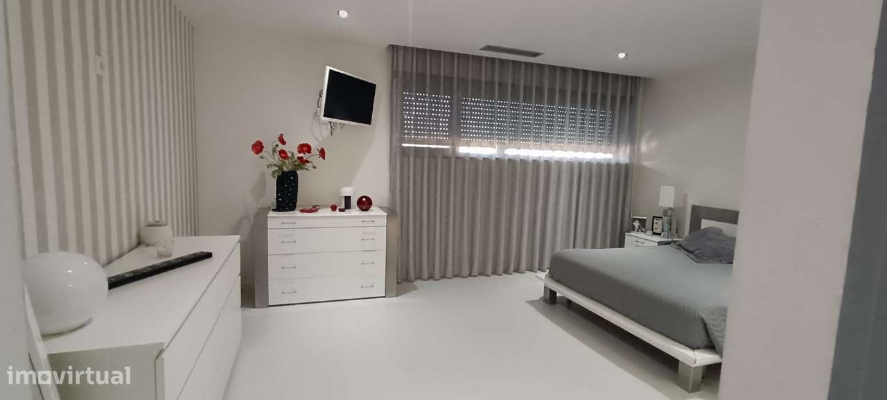 Moradia T5 de Luxo com Piscina e Garagem-28