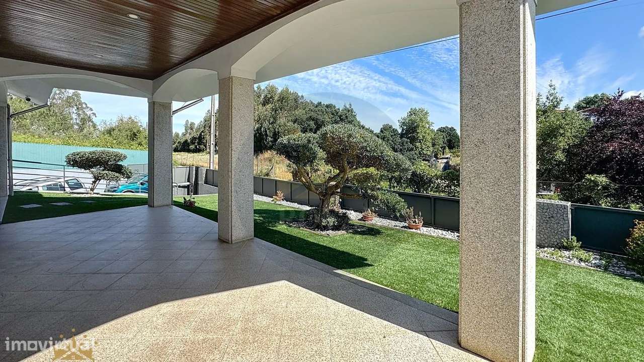 Moradia Isolada T4 em Arrifana –-6