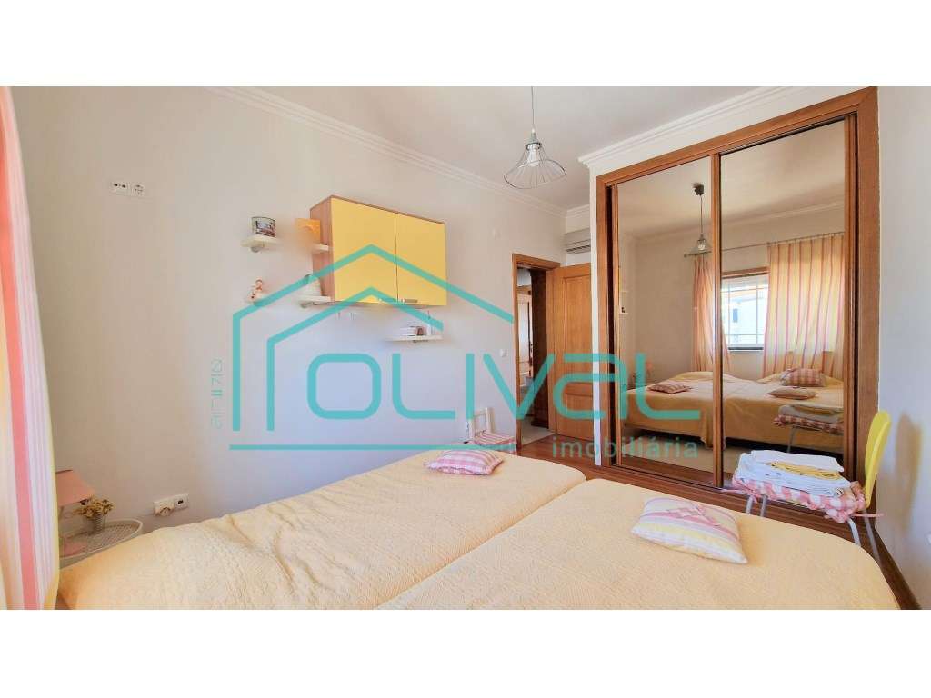 T4 com Arrecadação e Garagem Box no Centro de Benavente - Excelente...-24