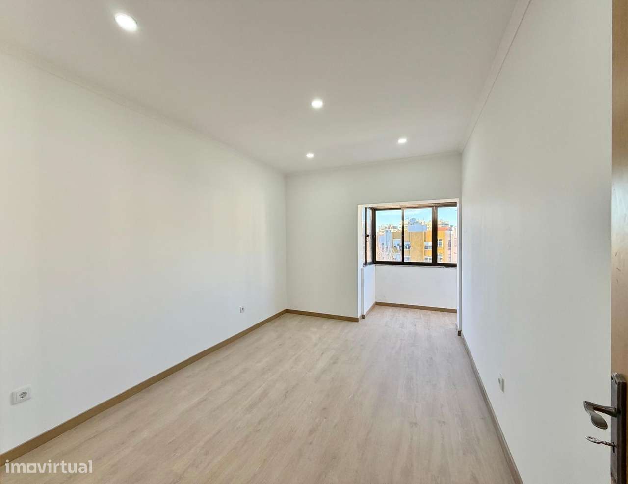 T2 - Renovado / Varanda - Alto do Seixalinho - Grande imagem: 2/10