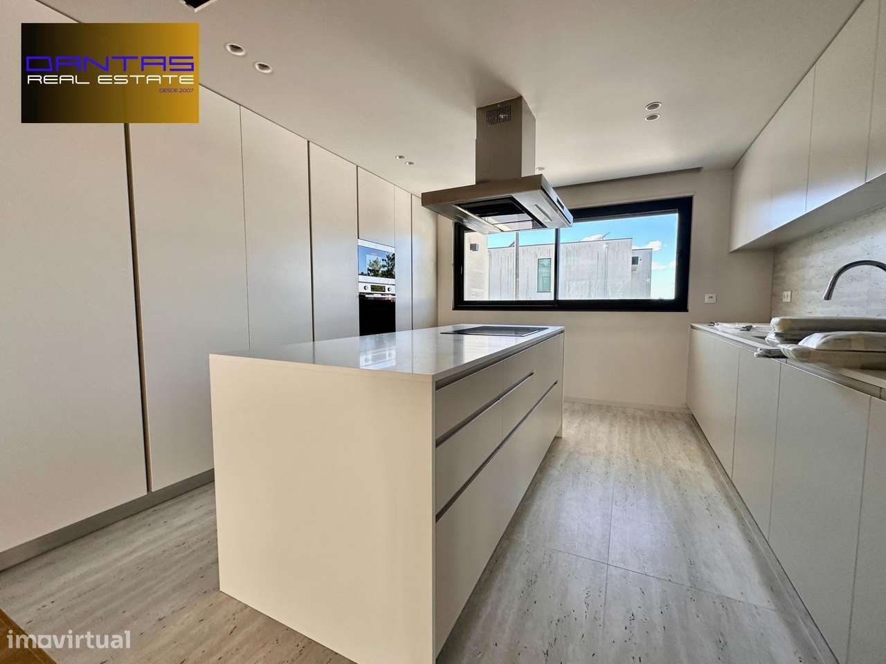Gaveto T4 já com a estrutura concluída, lote 400m2-33