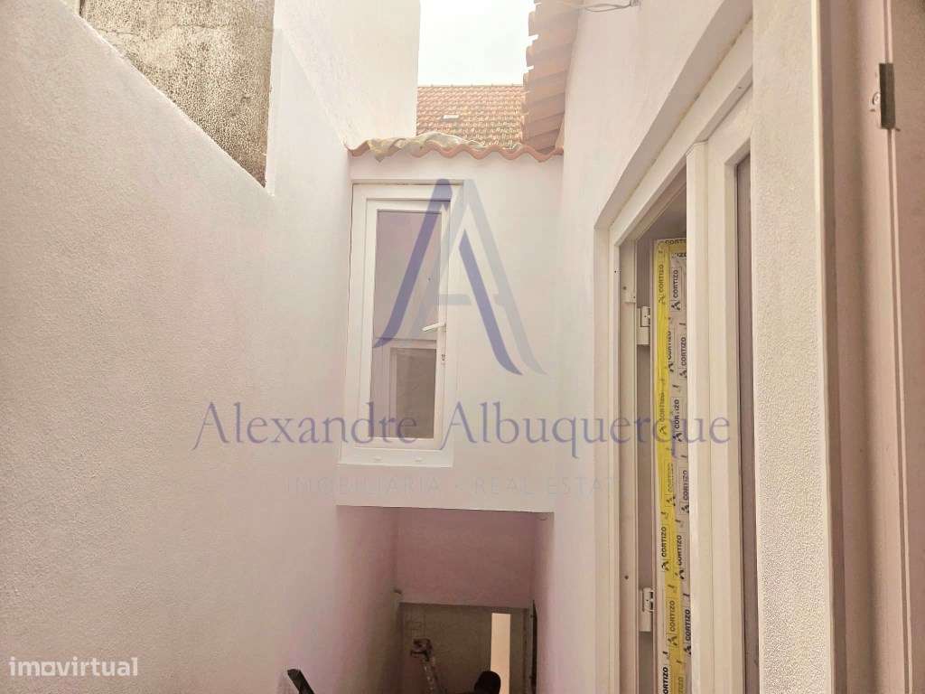 Apartamento T2 totalmente remodelado no coração de Sesimbra-14