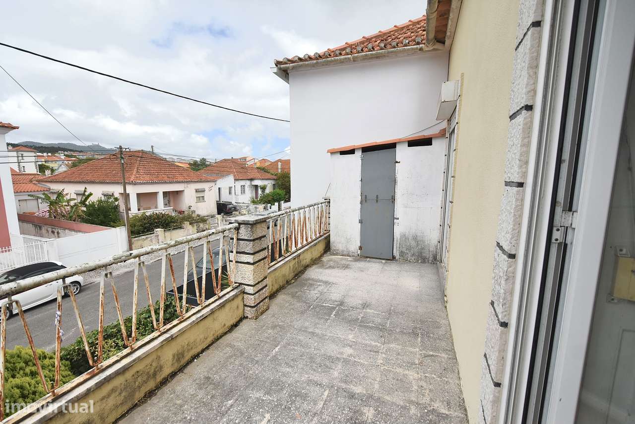 Moradia T4 Geminada com Excelente Espaço Exterior em Algueirão-26