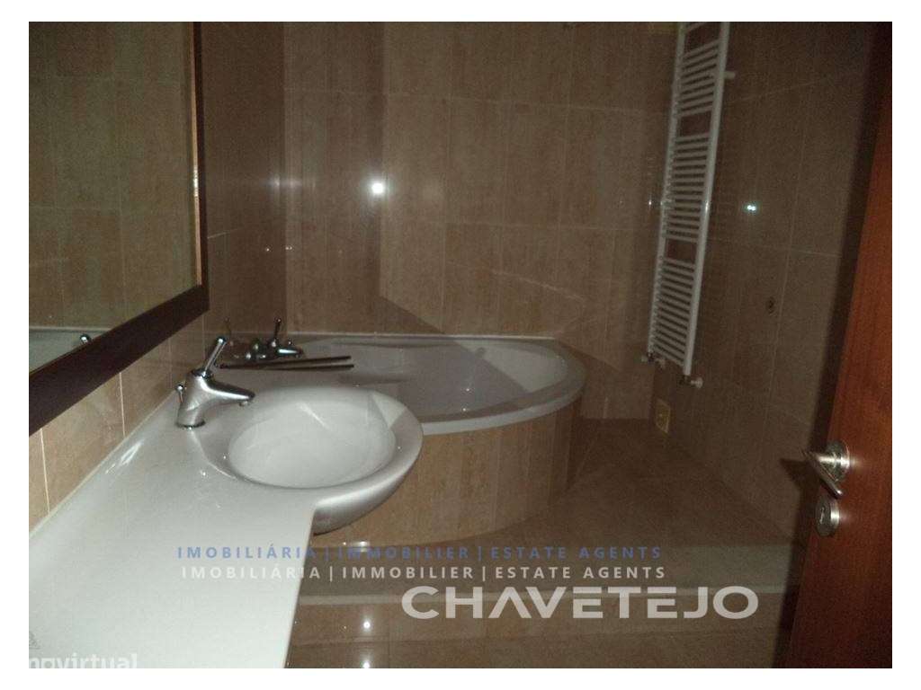 Duplex com 2 garagens e pátio com churrasqueira a poucos minutos da...-9