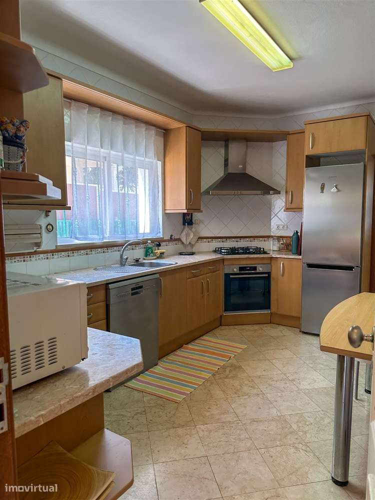 Moradia T5 com piscina e jardim a poucos metros da Praia do Alemão – A-23