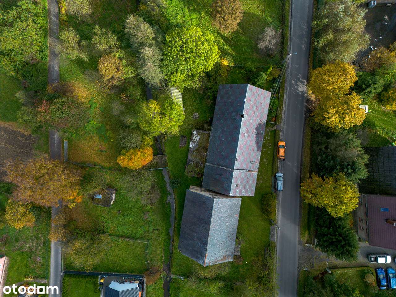 Dom z garażem i poddaszem w spokojnej okolicy-1