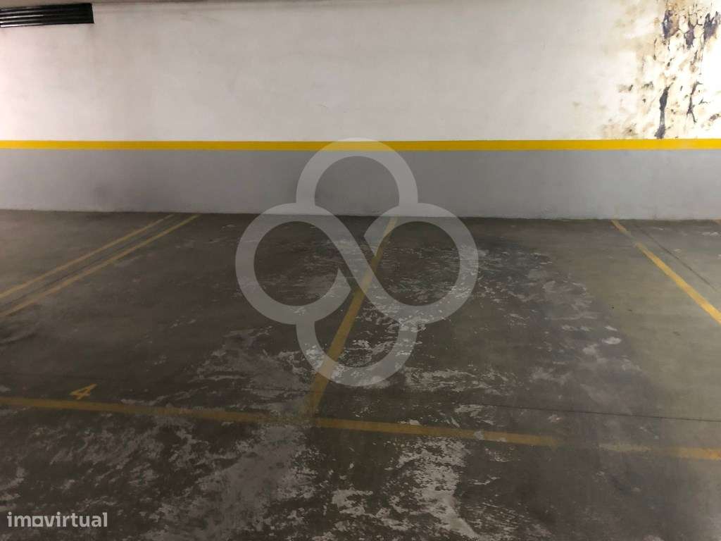 Parqueamento 15 m² no Edifício Tascõa em Massamá perto da estação d...-4