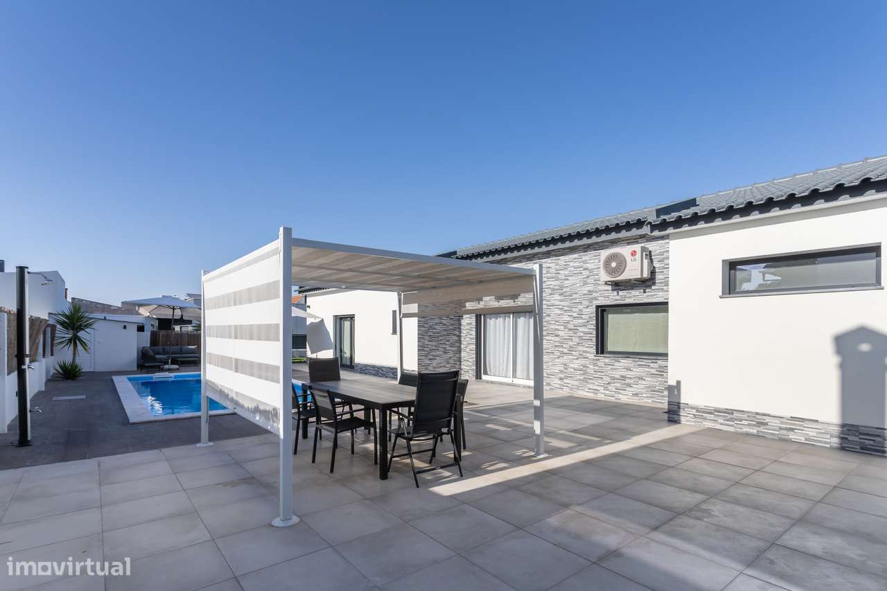 Fantástica moradia isolada T4 em Fernão Ferro-17