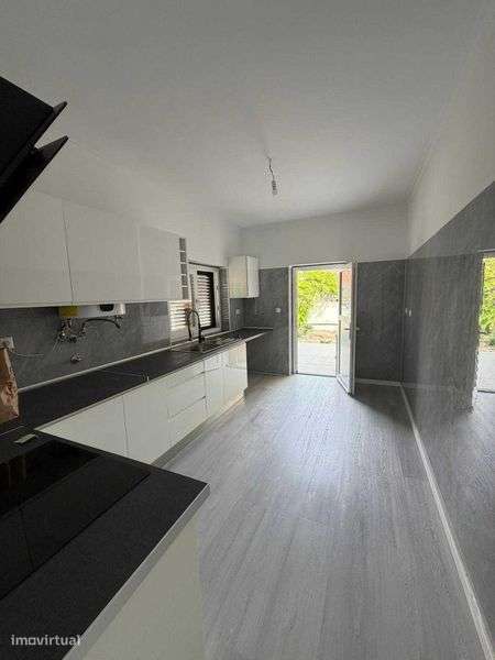 Arrendo excelente Moradia, T-4 no Alto do Índio, Sobreda - Grande imagem: 4/12