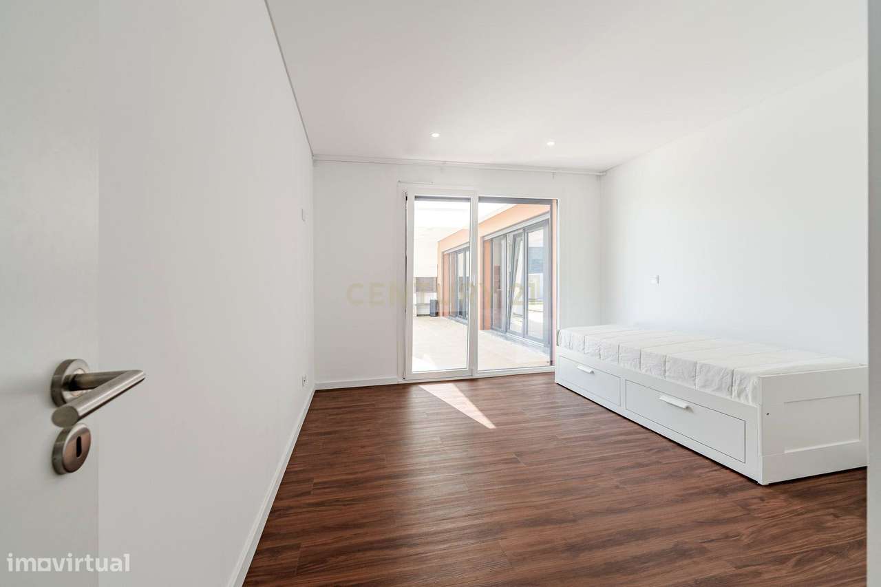 Moradia T4 em Fernão Ferro, Seixal, com Piscina e enorme Jardim-27