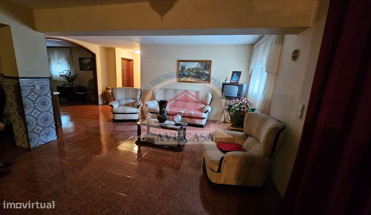 Moradia isolada T5 em bom estado com quintal e garagens-5