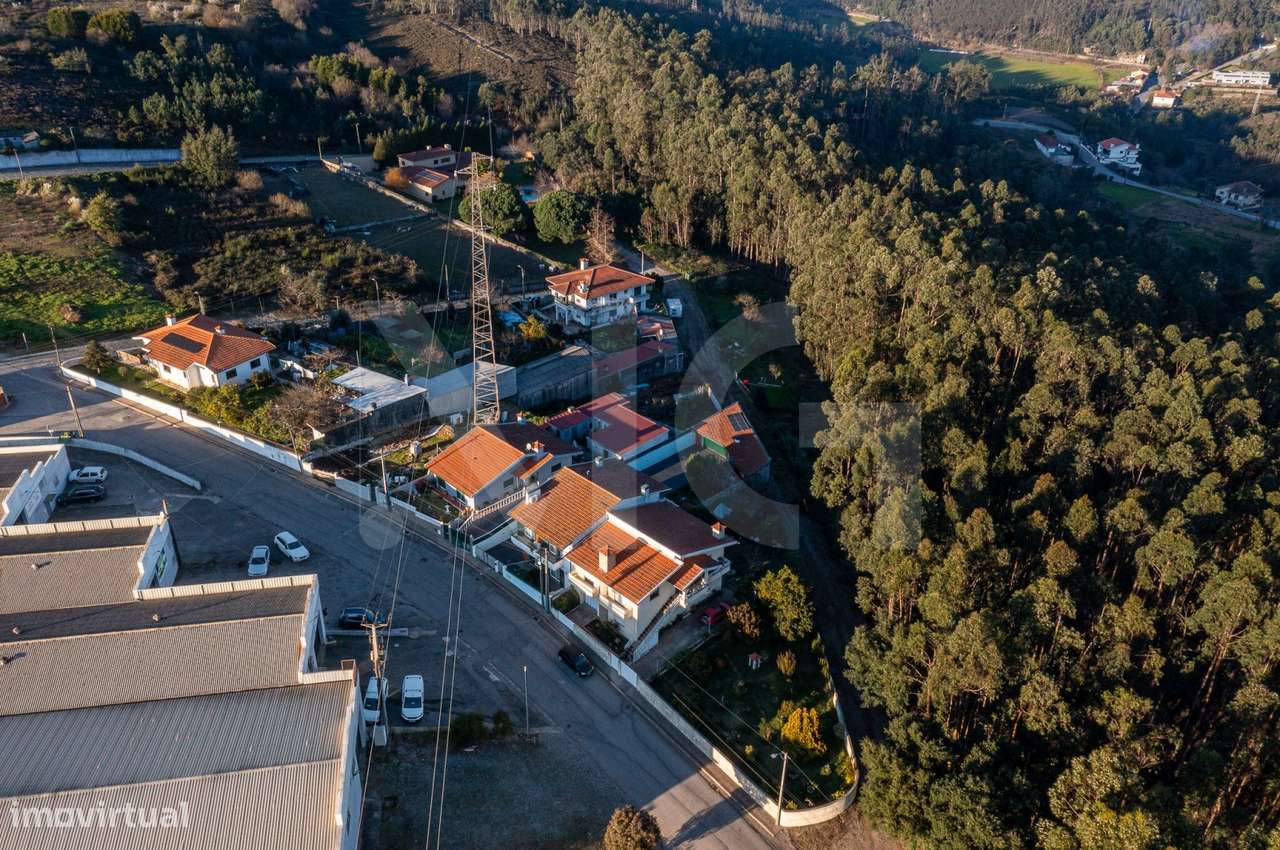 Moradia T4 com pátio, jardim e garagem em Covelas - Trofa-51