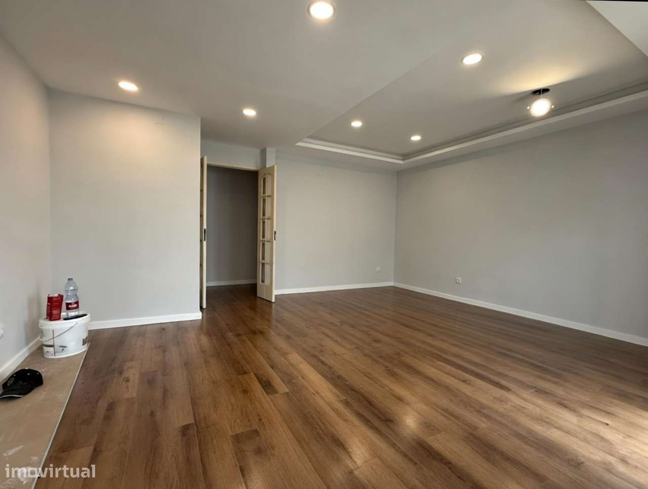Apartamento T4 transformado em T3 no Laranjeiro, Almada-17