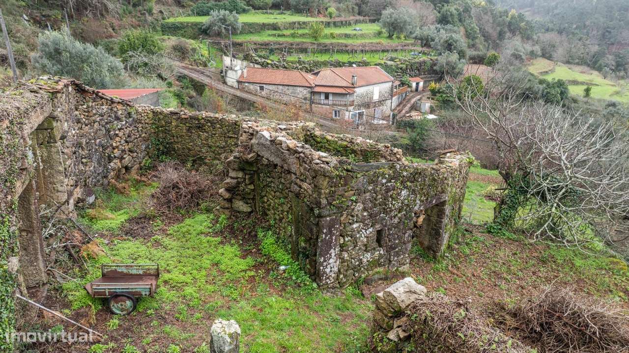 Ruínas com terreno em São Lourenço da Montaria, junto às cascatas do R - Grande imagem: 4/35