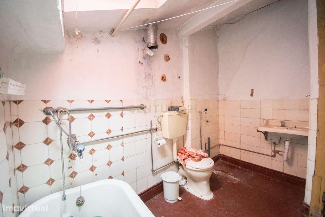 Prédio na emblemática Rua do Quebra Costas, no centro histórico de Coi-37