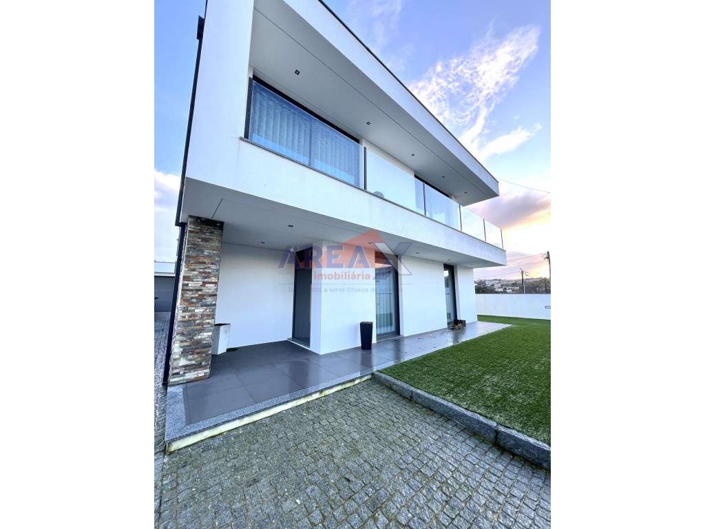 Moradia T4 de Arquitetura Moderna | Excelente Estado - Grande imagem: 4/34