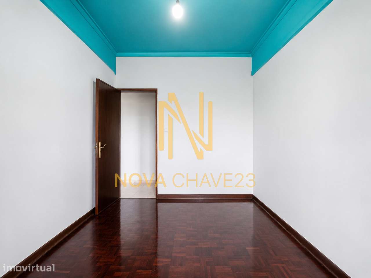 Apartamento T2 na Av. Bons Amigos | 9.º Andar | Varandas Fechadas-20
