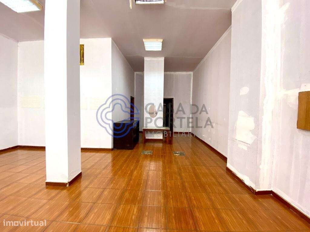 Loja próxima de transportes, comércios e condomínios residenciais com - Grande imagem: 2/14