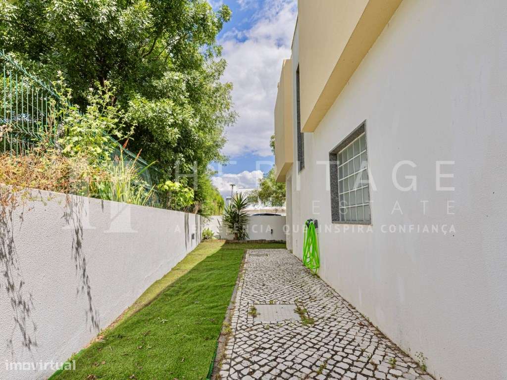 Moradia Isolada T4 com Garagem e Espaço Exterior em Santo António d...-37
