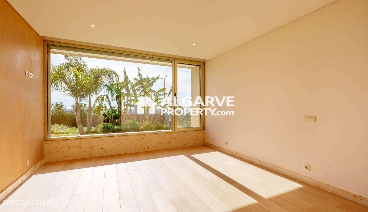 Moradia Térrea T4 no Algarve com Piscina, Vista Panorâmica e Elevada E-5