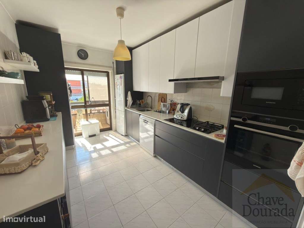 Apartamento T3+3 com garagem e sótão - São Martinho do Bispo-6