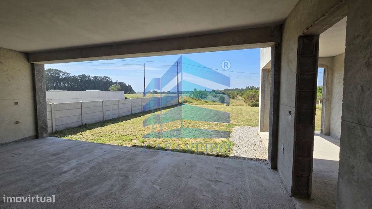 Moradia T3+1 Isolada com Piscina em Santa Joana-21