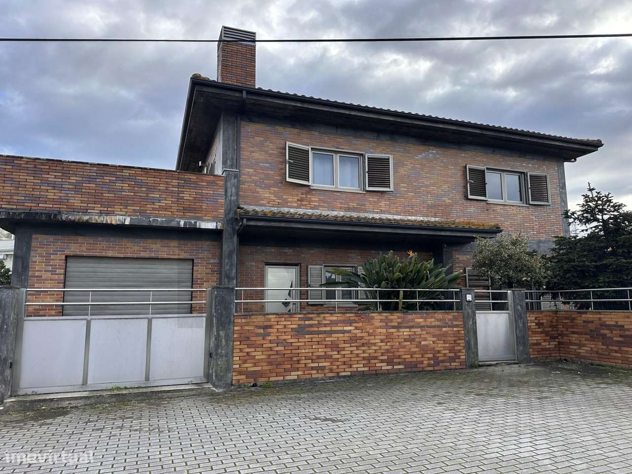 Moradia T3 em Santo Tirso: Pátio com Árvores de Fruto e Painéis Solare - Grande imagem: 2/26