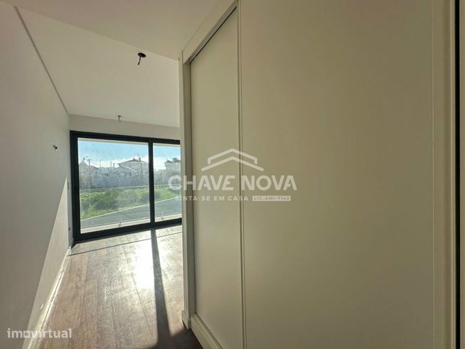 Moradia V4 Geminada com Piscina em Espinho-17