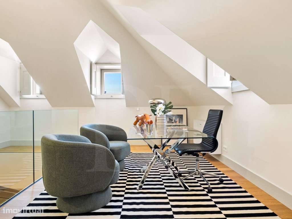 Moradia T3+1 Frente mar no Estoril, com 3 lugares de garagem e piscina-2