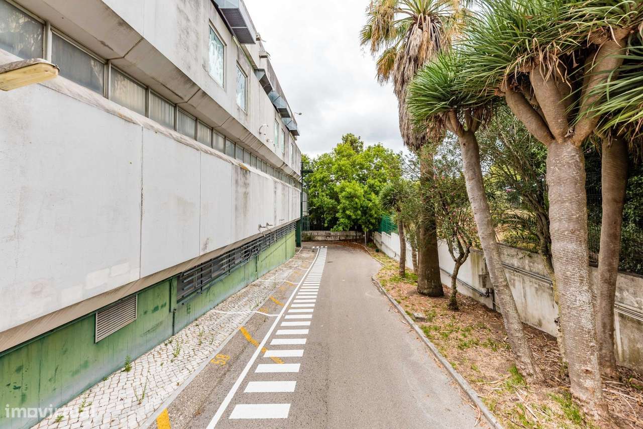 Armazém com 3 Pisos e Grande Lote de Terreno em Carnaxide-7