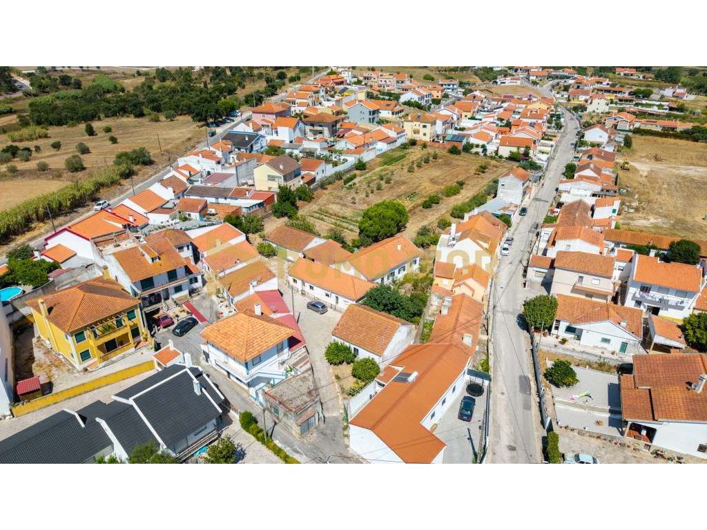 Quinta com 3 moradias e 3 garagens em Abrigada-36