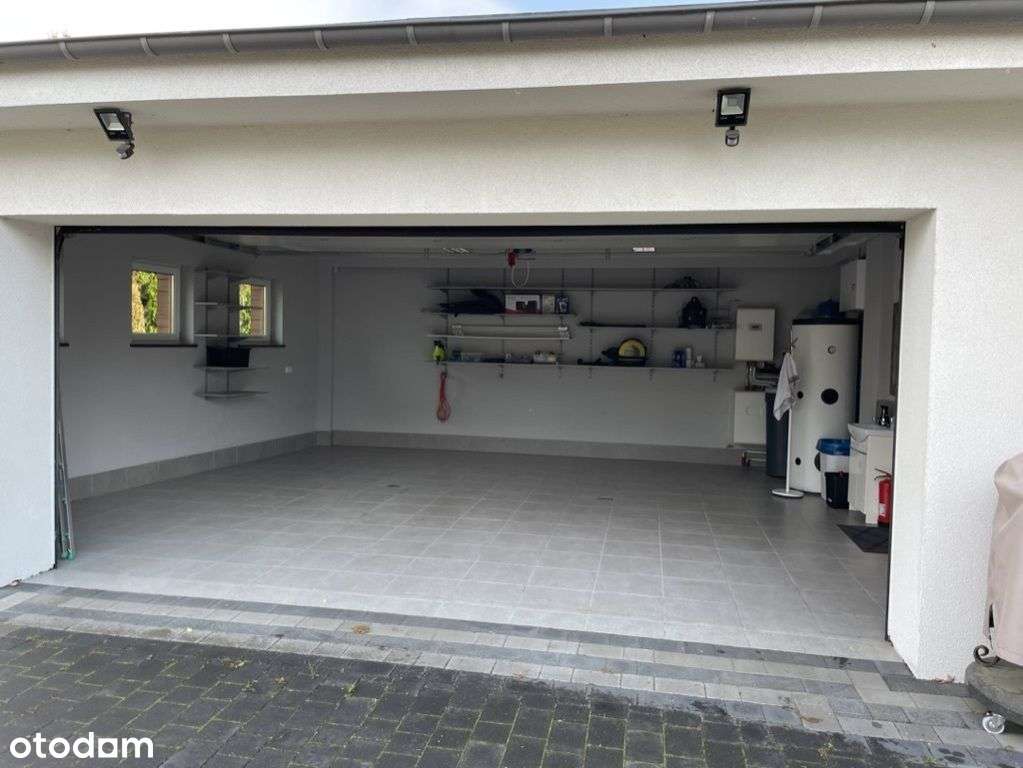 Nowoczesny dom z garażem, pompą ciepła i solarami-11