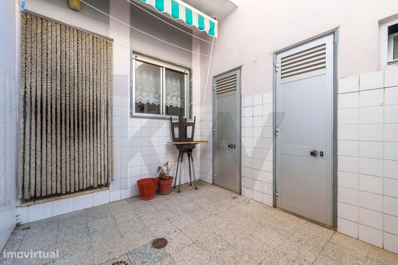 Apartamento T3 com espaço exterior no centro de Vila Real de Santo Ant-33