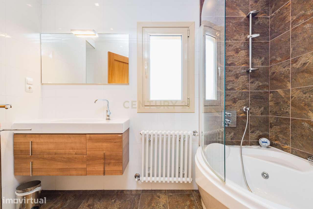 Moradia Exclusiva com Piscina, Jardim e Áreas Amplas-27