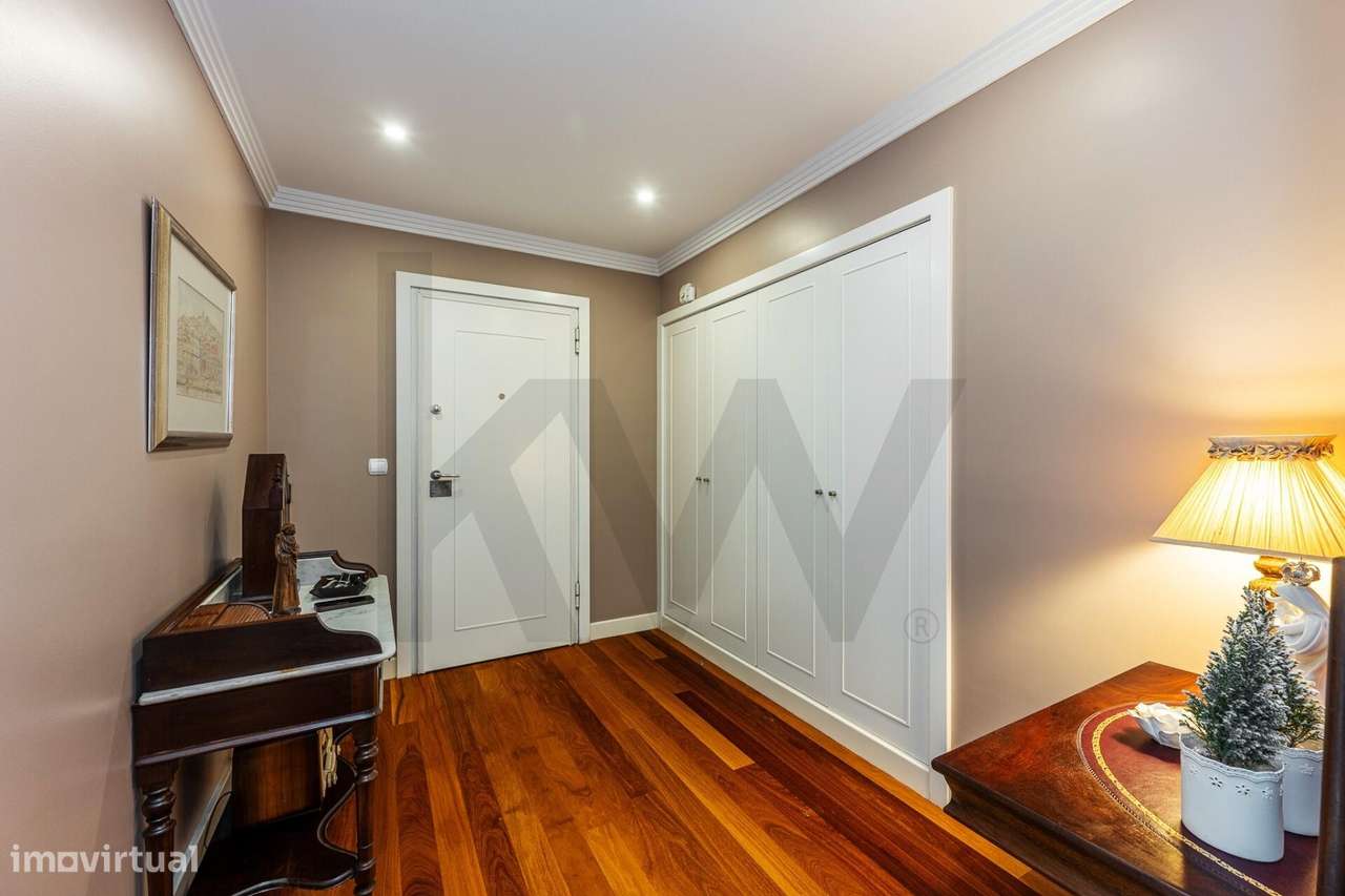 Excelente T5  em Condominio Fechado a Marechal Gomes da Costa, Porto-2