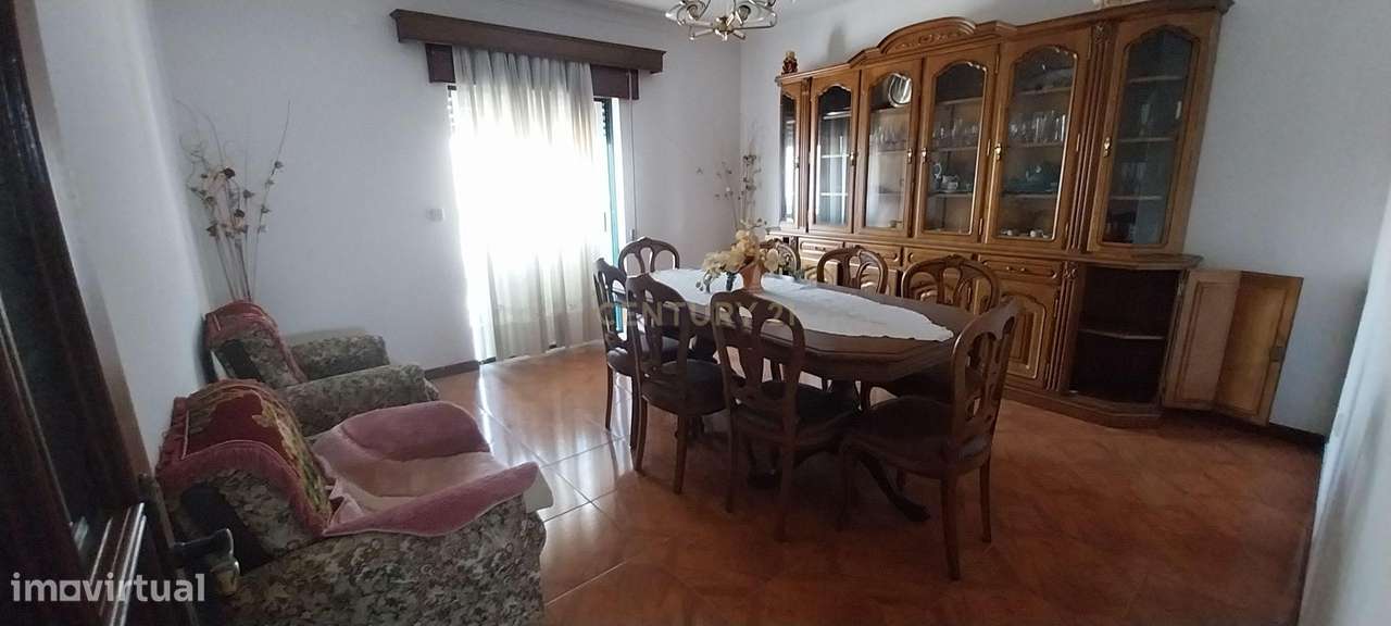 Moradia T2 com 2 espaços comerciais e garagem - Grande imagem: 3/18