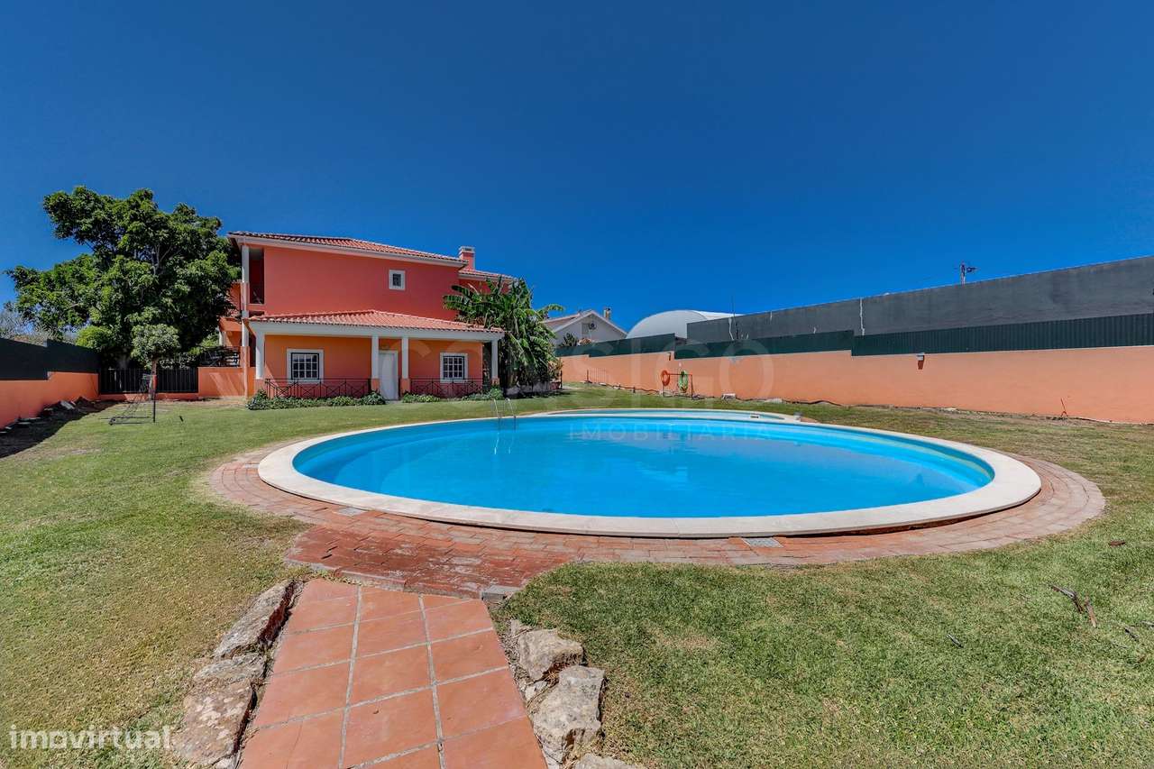 T3 com jardim privado, condomínio com piscina ,2 Estacionamentos + 1 a-33
