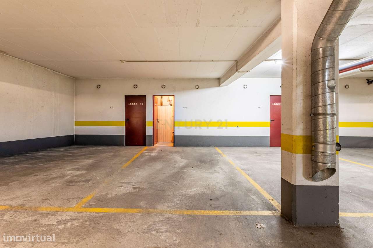 T2 com varanda, arrecadação e lugar de garagem – Rua São Bento Menni,-22