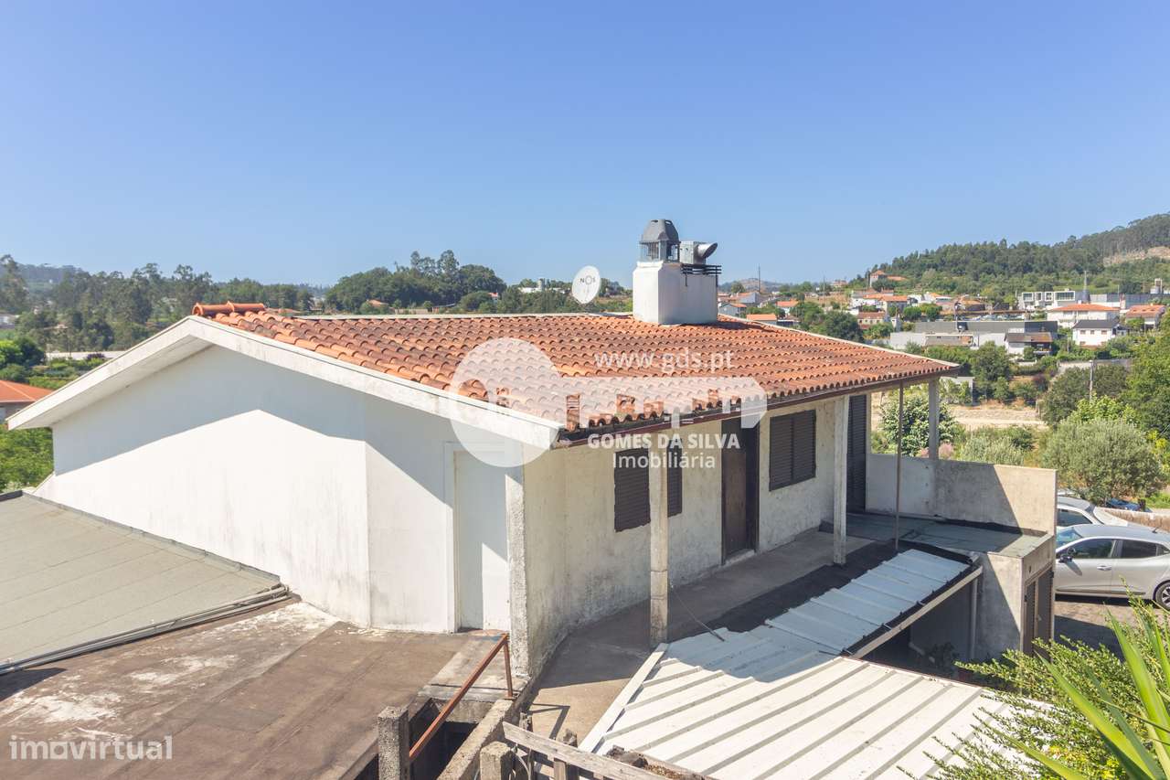 Moradia T3+1 com Espaços Comerciais – Ideal para Viver e Investir-34
