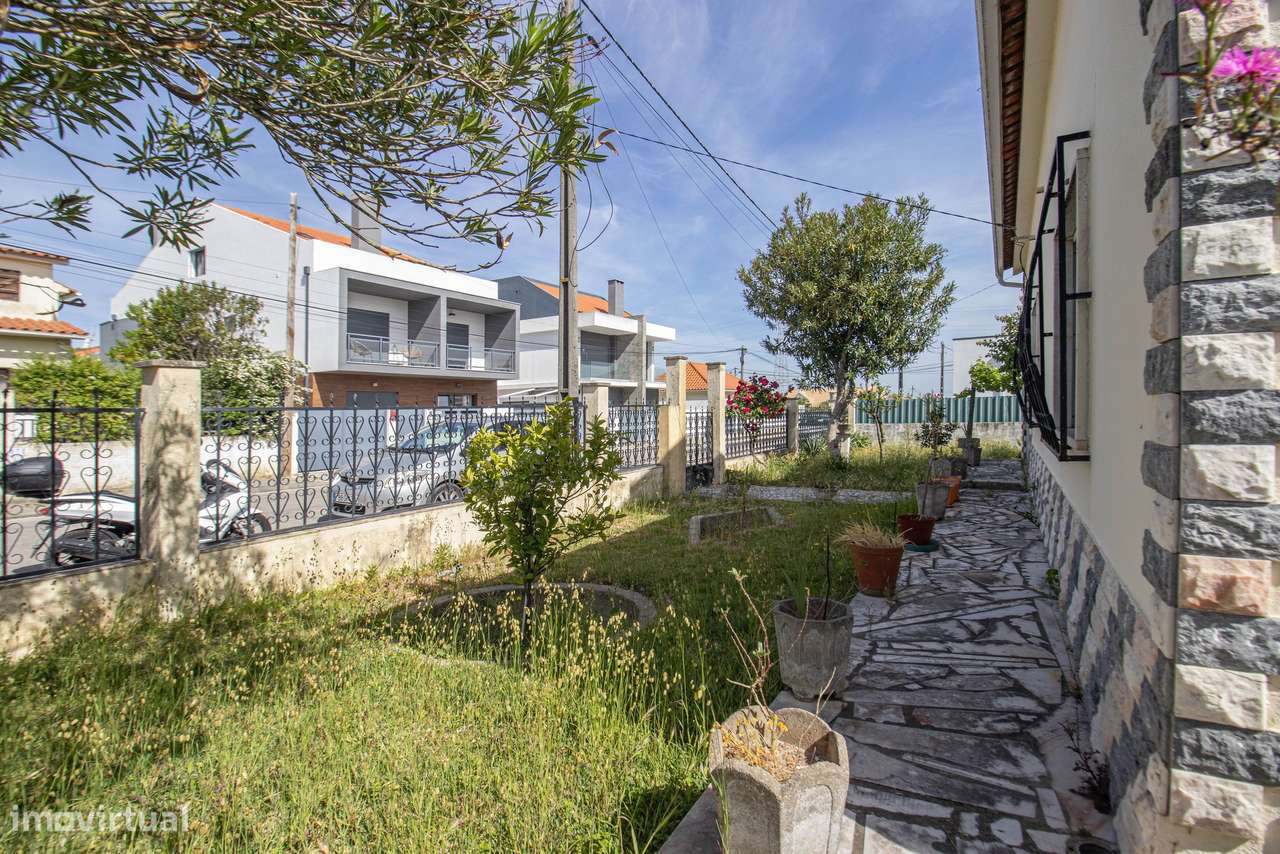 Moradia Isolada T3 com terreno de 726m² em Redondos – Espaço, Privacid-26