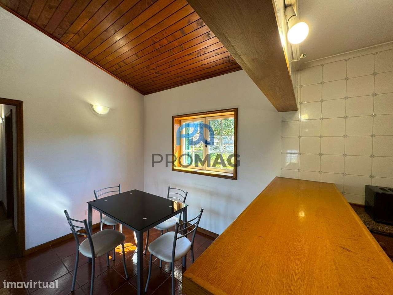 Moradia com excelente área, piscina e plena privacidade-19