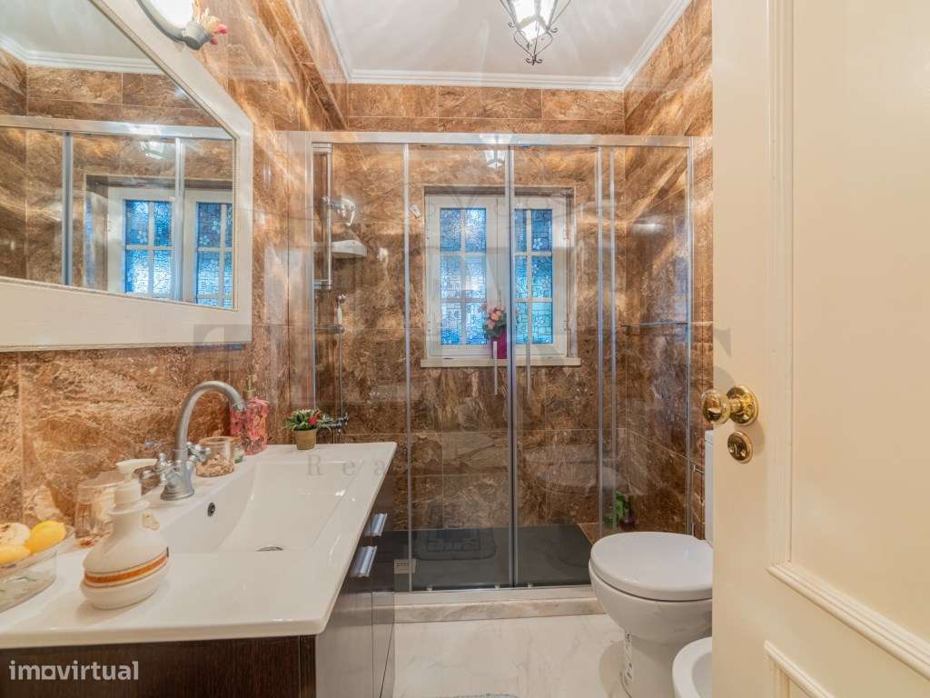 Refúgio de Elegância na Margem Sul: Moradia Única na Verdizela-26